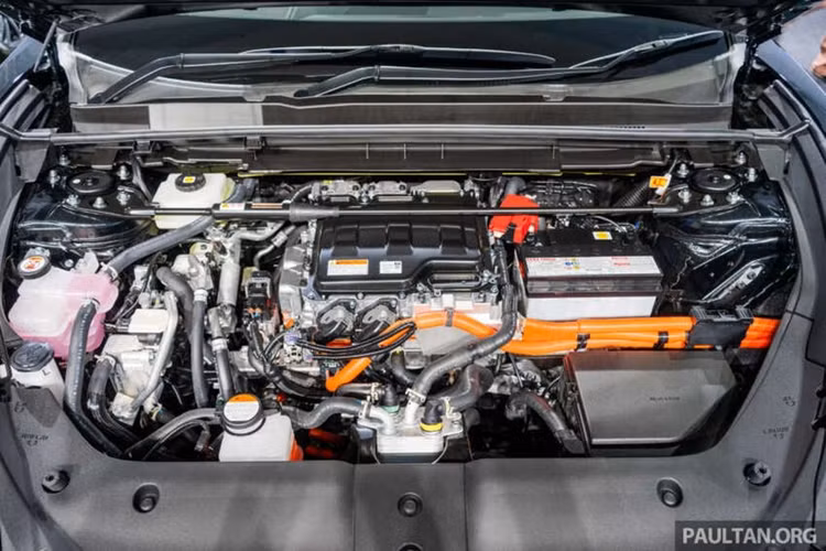 Nhìn chung, nội thất của Lexus RZ 450e khá giống mẫu Lexus RX chạy xăng. Mẫu sedan hạng sang này được trang bị hệ thống âm thanh vòm Mark Levinson Premium 13 loa, màn hình đa thông tin kích thước 8 inch và tăng lên 14,1 inch cho màn hình giải trí trung tâm.