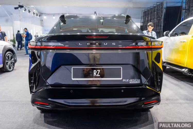 Các màu ngoại thất được cung cấp cho RZ 450e tại Malaysia là Aether Metallic, Sonic Copper, Sonic Chrome, Graphite Black Glass Flake, Sonic Quartz và Sonic Iridium.