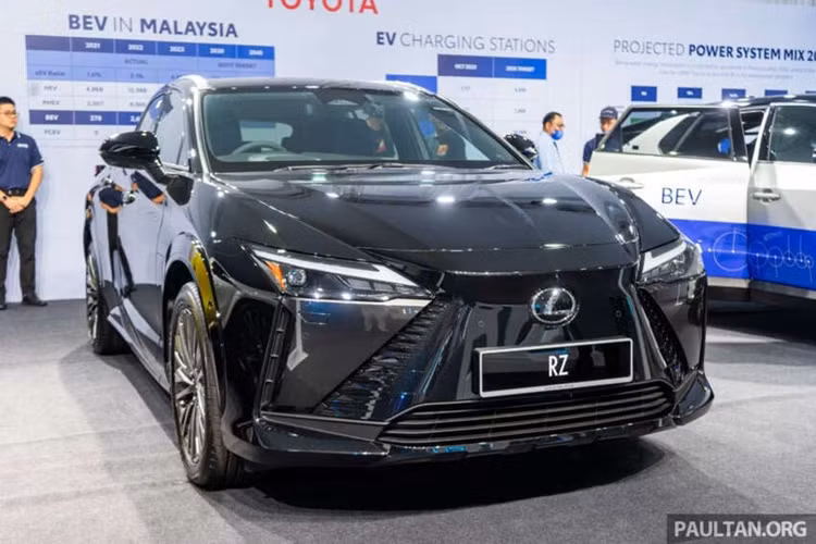  Lexus RZ 450e 2024 mới đã được trưng bày tại triển lãm Toyota Beyond Zero vào tháng 2/2024 và trên thực tế, RZ 450e đã được ra mắt tại Thái Lan vào năm ngoái tại Triển lãm ô tô quốc tế Bangkok 2023.