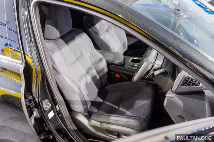 Lexus RZ 450e 2024 chạy điện có kích thước chiều dài 4.805 mm, rộng 1.895 mm và cao 1.635 mm. Kiểu dáng của RZ 450e được giới chuyên môn đánh giá mang đậm phong cách thiết kế của Lexus, ngay cả khi không có lưới tản nhiệt hình con suốt vốn là đặc trưng của thương hiệu Nhật Bản.