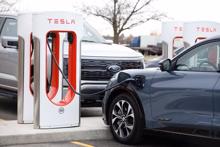 Tesla “quay xe” tuyen dung lai nhan vien tung bi cho nghi viec-Hinh-2