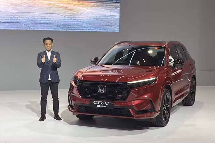 Tại Malaysia, Honda CR-V e:HEV RS được lắp ráp CKD thay vì nhập nguyên chiếc từ Thái Lan như Việt Nam. Và để kỷ niệm 20 năm lắp ráp CR-V, Honda Malaysia cũng áp dụng giá ưu đãi cho 750 khách hàng đầu tiên mua phiên bản S tiêu chuẩn với giá chỉ từ 157.900 RM (821 triệu đồng).
