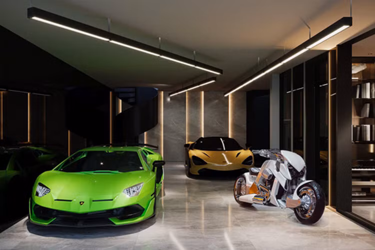 Những trang bị ấn tượng này cho phép Lamborghini Aventador SVJ Roadster tăng tốc từ vị trí đứng yên lên 100 km/h chỉ trong thời gian 2,9 giây, chậm hơn 0,1 giây so với bản Coupe và 0-200 km/h trong 8,8 giây. Vận tốc tối đa của xe là 350 km/h. Mức giá xe Lamborghini Aventador SVJ Roadster cũ tại Việt Nam khoảng hơn 20 tỷ đồng.