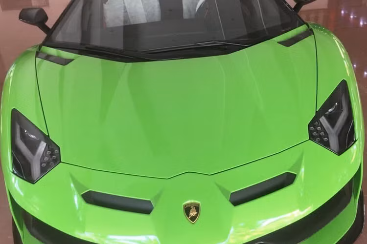 Khác với các phiên bản siêu xe Lamborghini Aventador SVJ LP770-4, siêu xe mui trần Lamborghini Aventador SVJ LP770-4 Roadster mới lăn bánh tại Đà Nẵng có sự khác biệt rõ ràng nhất chính là "mái nhà" bằng sợi carbon có thể tháo lắp dễ dàng bằng tay.