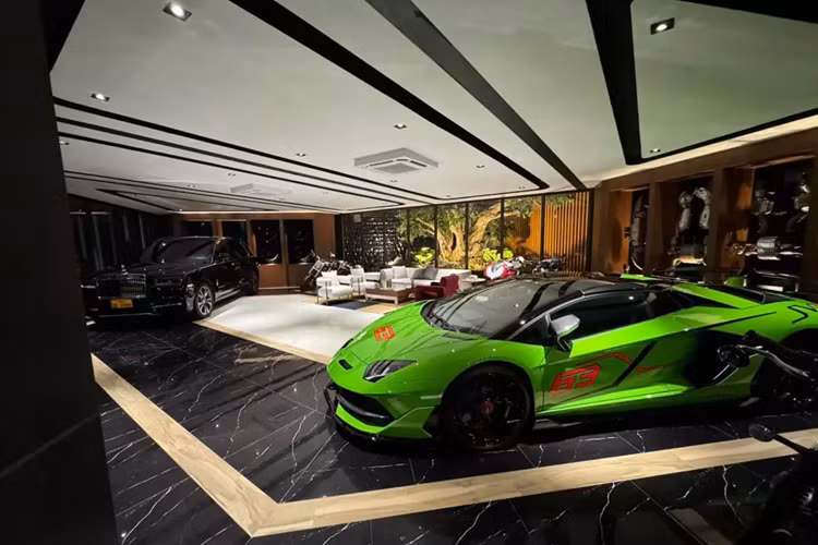  Lamborghini Aventador LP770-4 SVJ Roadster mui trần chỉ được sản xuất giới hạn với chỉ đúng 800 chiếc trên toàn cầu, ít hơn 100 xe so với bản coupe, trong số này, có 3 chiếc hay lăn bánh trên đường phố Việt Nam, tuy nhiên, chỉ có 2 xe được nhập về nước ta, ra biển số NG, xe còn lại thì mang biển số của nước bạn Lào.