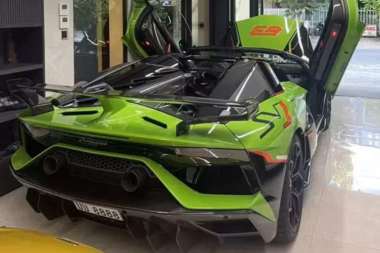 Nhưng khác với 2 chiếc siêu xe mui trần Lamborghini Aventador LP770-4 SVJ Roadster còn lại được nhập trực tiếp vào Việt Nam, siêu bò phiên bản giới hạn mới xuất hiện tại Đà Nẵng được nhập về đất nước triệu voi vào tháng 11/2020 và tất nhiên, xe mang biển số của Lào.