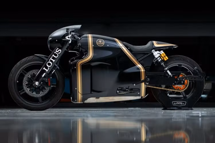 Vào ngày 1/6 tới đây, RM Sotheby’s sẽ bán đấu giá một chiếc siêu môtô Lotus C-01, đây cũng chính là cơ hội hiếm hoi cho những người chơi xe có thể bổ sung vào bộ sưu tập của mình.