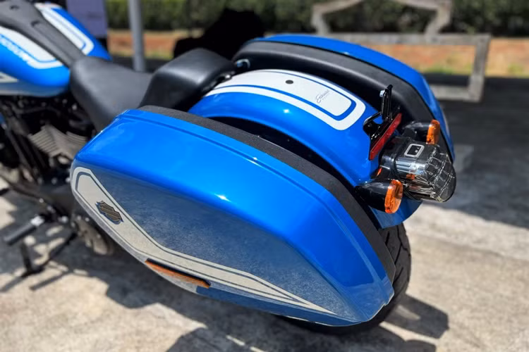 Động cơ của Low Rider ST là loại Milwaukee-Eight 117, dung tích 1.932 cc, làm mát bằng chất lỏng. Khối động cơ này cho công suất 105 mã lực, mô-men xoắn cực đại 168 Nm. Xe được trang bị 2 công nghệ an toàn gồm phanh ABS và kiểm soát lực kéo TCS. 