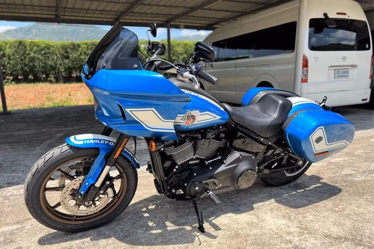 Dòng Fast Johnnie được thực hiện trên 3 dòng xe gồm Low Rider ST, Street Glide ST và Road Glide ST. Mỗi năm Harley-Davidson chỉ sản xuất giới hạn 6.000 chiếc thuộc dòng Fast Johnnie, chia đều cho 3 mẫu xe.