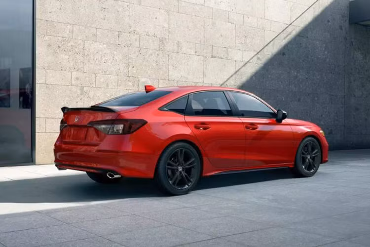 Hướng đến nhóm khách hàng ưa thích cảm giác lái thể thao, mẫu xe sedan Honda Civic Si 2025 được trang bị hộp số sàn 6 cấp. Đây cũng là mẫu sedan phổ thông cỡ C duy nhất còn giữ lại tùy chọn hộp số sàn.