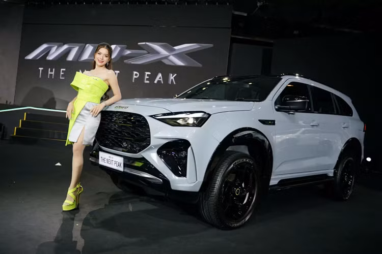 Chiếc xe SUV Isuzu MU-X 2025 thiết kế dựa trên nền tảng của mẫu bán tải Isuzu D-Max này giờ đây có thêm cấu hình RS mới nổi bật hơn nhờ những chi tiết thể thao, được định vị ở tầm cao cấp hơn bản Ultimate sang trọng trước đây. So với đời cũ, MU-X 2025 có diện mạo được thiết kế lại hoàn toàn.