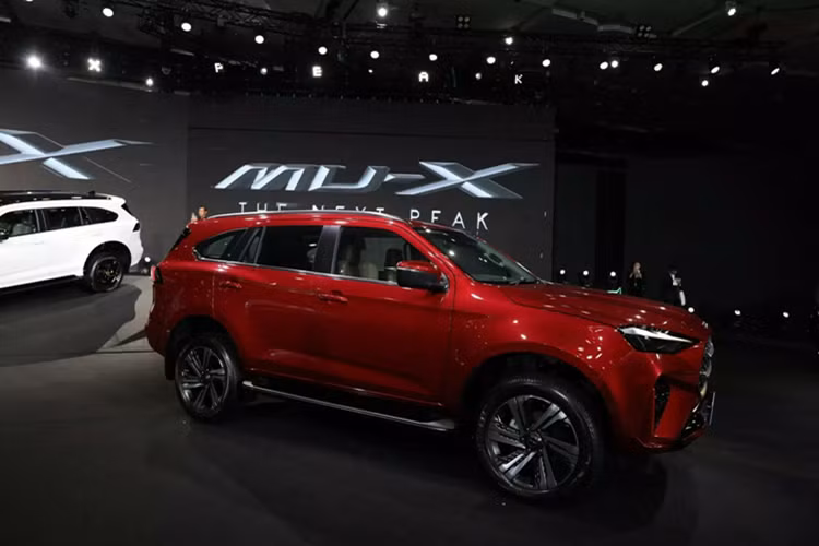 Ngoài ra còn có các điểm nhấn màu xanh lá trên biểu tượng RS cũng như trên nắp chụp mâm. Bên trong, màn hình 7 inch mới được tích hợp trong cụm đồng hồ, đi kèm với hệ thống thông tin giải trí 9 inch được cập nhật, có hỗ trợ Android Auto và Apple CarPlay không dây.