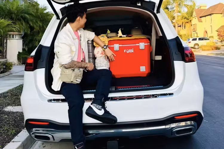 Dù rất chịu chi cho các siêu xe, xe siêu sang và SUV đắt tiền ở Việt Nam, nhưng khi đến Mỹ, đại gia này lại khá giản dị khi chọn 1 chiếc xe SUV hạng sang để làm bạn đồng hành. Đó là việc Minh Nhựa tậu Mercedes-Benz GLS 450 tại Mỹ để di chuyển.