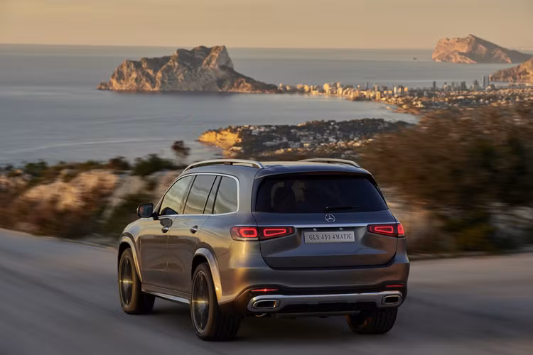Mercedes-Benz GLS 450 4MATIC được trang bị khối động cơ I6 hoàn toàn mới, dung tích 3.0L có công suất lên đến 367 mã lực tại 5.500-6.100 vòng/phút và mô-men xoắn cực đại đạt 500 Nm ở 1.600-4.500 vòng/phút.