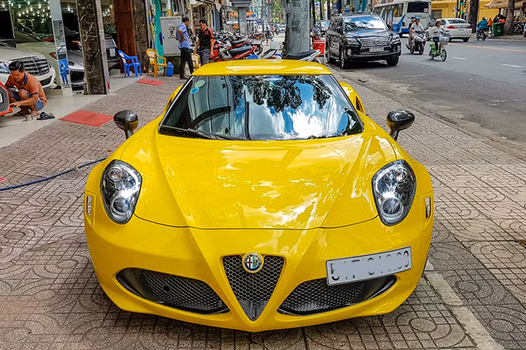 Chiếc xe còn được chủ nhân trang bị ống xả độ Akrapovic. Mức giá xe Alfa Romeo 4C Launch Edition hàng hiếm tại Việt Nam khi mới về nước được định giá khoảng hơn 4 tỷ đồng.