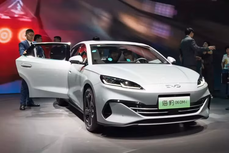 Vào ngày 28/5/2024, BYD đã ra mắt nền tảng DM-i 5.0 PHEV mới, điều này đã giúp cho 2 mẫu xe chiến lược của họ là BYD Seal 06 và Qin L, có thể tăng quãng đường xe di chuyển lên đến 2.100 km, tương đương chạy 1 mạch từ Cà Mau đi Hà Nội mà không cần phải đổ xăng,