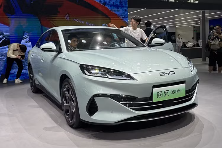 BYD không đi theo xu hướng chung là cắt giảm chất lượng của xe để hạ giá thành tốt nhất, vì thế, ở mức giá này, người ta có thể mong đợi BYD cung cấp thứ gì đó khác ngoài chuông và còi, như bãi đậu xe tự động hoặc hệ thống hỗ trợ lái xe tiên tiến với sự phụ thuộc tối thiểu vào bản đồ có độ chính xác cao.