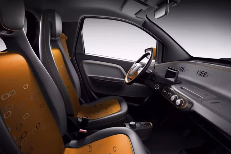 Baojun E100 là mẫu xe có thiết kế hatchback 3 cửa, tương tự Smart ForTwo. Xe được trang bị đầu xe ngắn với cụm đèn pha khá lớn, lưới tản nhiệt tích hợp logo của Baojun, hốc gió trung tâm hẹp trên cản trước và đèn sương mù ở hai góc.