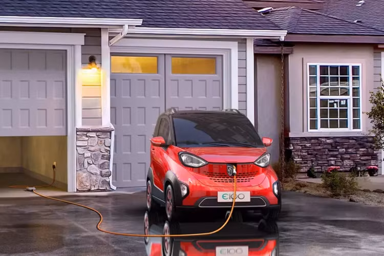 Baojun E100 là mẫu ô tô điện đã bắt đầu được bán tại thị trường Trung Quốc từ năm 2017. Theo TMT Motors, mẫu ô tô điện này có khả năng dần thay thế xe máy tại Việt Nam. Được định vị trong phân khúc ô tô điện đô thị cỡ nhỏ, Baojun E100 có kích thước dài x rộng x cao lần lượt 2.488 x 1.506 x 1.670 mm và chiều dài cơ sở 1.600 mm.