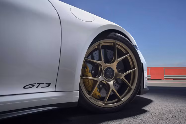 911 GT3 2025 tiếp tục được trang bị động cơ xăng 6 xy-lanh phẳng (boxer) với dung tích 4.0L, có khả năng sản sinh công suất tối đa lên đến 502 mã lực (374 kW) trước khi chạm ngưỡng giới hạn redline ở 9.000 vòng/phút. Đó là những thông số không hề thay đổi so với đời cũ.