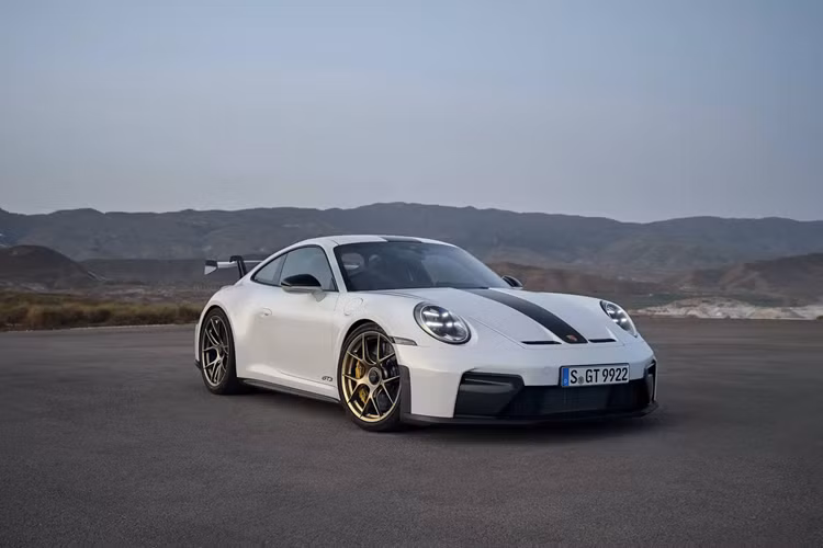 Nhân dịp kỷ niệm 25 năm ra đời mẫu xe GT3 mang tính biểu tượng của Porsche, hãng xe thể thao Đức đã chính thức cho giới thiệu bản cập nhật dành cho Porsche 911 GT3 thế hệ 992 với một số cải tiến nhẹ nhàng.
