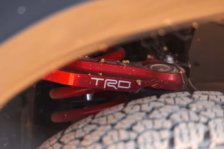 Trên thế hệ này, động cơ V6 kiểu cũ trên những phiên bản hàng đầu của Tacoma đã bị loại bỏ, thay vào đó chính là hệ truyền động hybrid I-Force Max là động cơ duy nhất dành cho các mẫu Trailhunter và TRD Pro. Với trang bị này, mẫu xe có công suất 326 mã lực và mô-men xoắn 630 Nm.