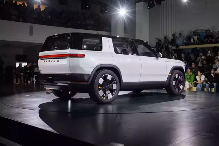 Ngoài ra, Rivian R2 còn có hệ thống trợ lái bán tự động cấp độ 3. Nhờ đó, người lái có thể thả tay ra khỏi vô lăng trên một số cao tốc.