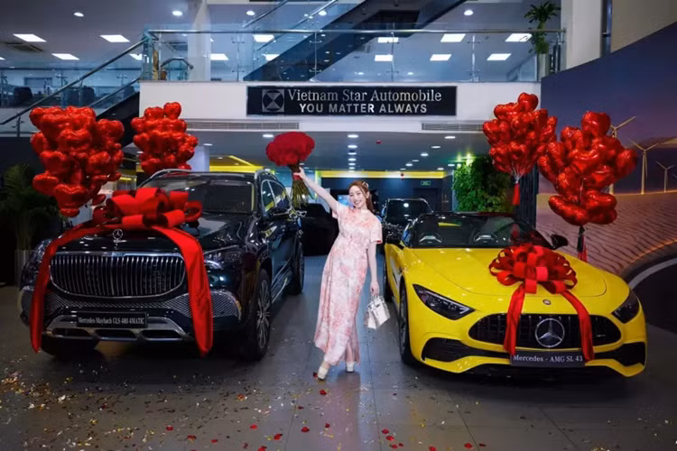 Gần đây, thông tin về việc nam diễn viên Chi Bảo chi gần 20 tỷ tậu cặp xe sang Mercedes-Benz tặng vợ kém 16 tuổi đã thu hút sự quan tâm của giới truyền thông, sự chịu chơi anh đã khiến không ít người choáng ngợp.