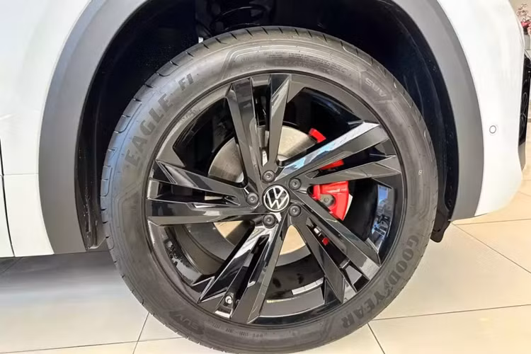 Ở khu vực bên sườn, Volkswagen Teramont X được trang bị đường dập gân nối giữa chắn bùn trước/sau, nóc dốc về phía sau và bộ vành hợp kim 21 inch với thiết kế 5 chấu khỏe khoắn. Nằm phía sau vành la-zăng là cùm phanh màu đỏ nổi bật.