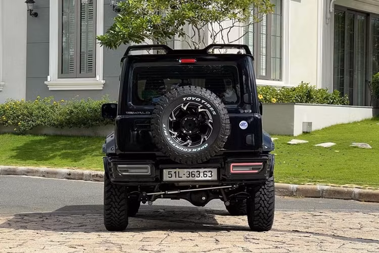 Đáng chú ý, Mẫu xe SUV cỡ nhỏ Suzuki Jimny có lẽ là mẫu xe duy nhất trong phân khúc gầm cao cỡ nhỏ được trang bị hệ dẫn động hai cầu, khóa vi sai, nhiều chế độ gài cầu và đi kèm hộp số sàn 5 cấp hoặc hộp số tự động 4 cấp. 
