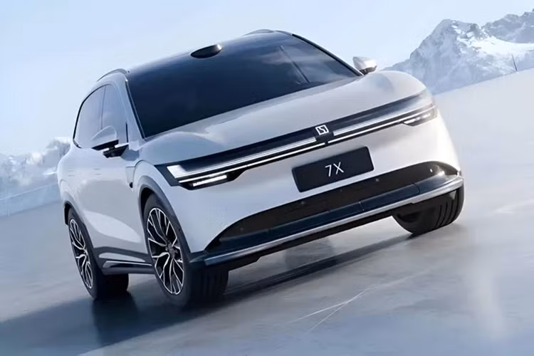 Thứ hai là bản cao cấp hơn được trang bị hai mô tơ điện, cùng hệ dẫn động 4 bánh cho công suất đầu ra tối đa 636 mã lực. Tại Trung Quốc, giá xe Zeekr 7X 2024 được bán với 3 phiên bản dao động từ 32.600-38.250 USD (tương đương khoảng từ từ 752 - 822 triệu đồng).