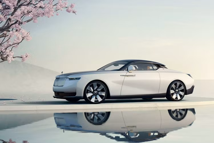 Chi nhánh cá nhân hóa Coachbuild của Rolls-Royce tiếp tục cho giới thiệu tác phẩm mới nhất là chiếc xe siêu sang mui trần mang tên Rolls-Royce Arcadia Droptail 2024 mới. Đây là chiếc thứ 3 trong bộ sưu tập Droptail được ra mắt, sau 2 chiếc La Rose Noire Droptail và Amethyst Droptail.