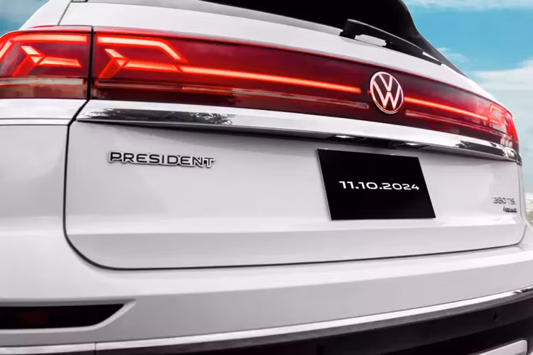 Tuy nhiên, nội thất của Volkswagen Teramont ở Trung Quốc và Mỹ lại không khác gì nhiều, màn hình 12 inch dạng nổi, thay vì chìm như các xe đang bán ở trong nước, bảng đồng hồ có kích thước 10,25 inch, xe có cần số điện tử mới, đẹp mắt.