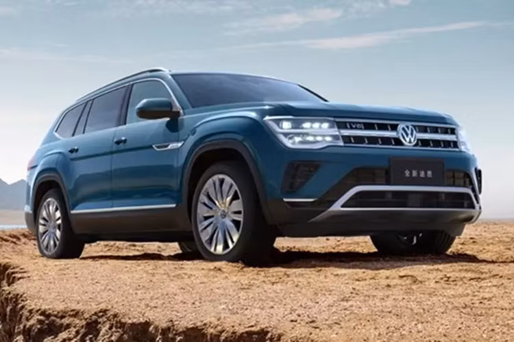 Mới đây, Volkswagen Việt Nam đã hé lộ mẫu xe mới sắp ra mắt của mình, đây sẽ là sự kết hợp hoàn hảo của dòng xe SUV vận hành linh hoạt và MPV tiện nghi cao cấp. Dù không nói rõ tên phiên bản nhưng 3 bức ảnh cũng đã tiết lộ, đó chính là Volkswagen Teramont 2024 mới bản nâng cấp giữa vòng đời.