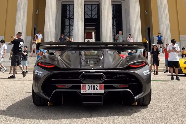 Nguồn cung cấp sức mạnh cho Koenigsegg Jesko là khối động cơ xăng V8, tăng áp kép, dung tích 5.0 lít, sản sinh công suất tối đa lên đến 1.578 mã lực và mô-men xoắn cực đại 1.500 Nm nếu chạy bằng nhiên liệu sinh học E85.