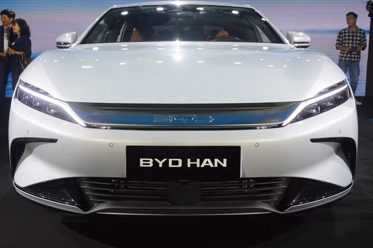 Nguồn cung cấp sức mạnh cho BYD Han là 2 mô-tơ điện nằm trên 2 cầu, mang đến hệ dẫn động 4 bánh cho xe. Mô-tơ điện phía trước mạnh 241 mã lực và 350 Nm. Hai con số tương ứng của mô-tơ điện phía sau là 268 mã lực và 350 Nm. 