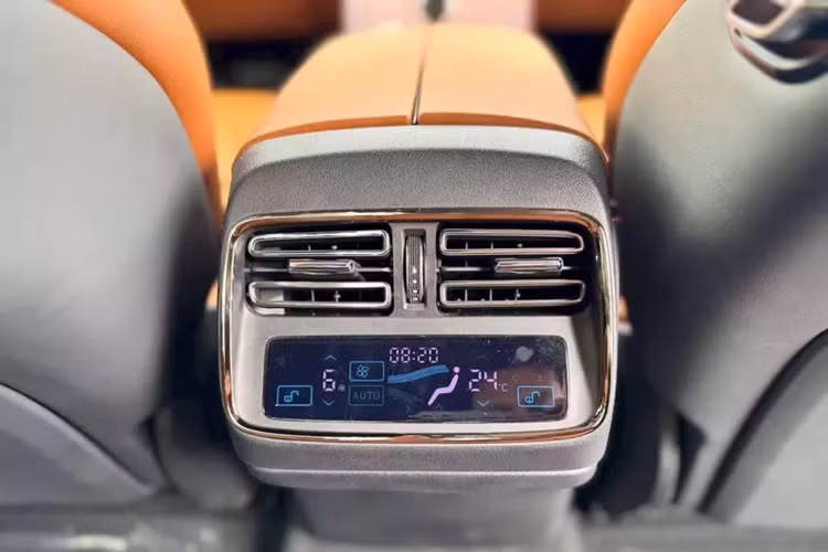 Trang bị an toàn của xe khá cũng khá phong phú với camera 360 độ, 4 cảm biến phía trước, 4 cảm biến sau, hệ thống kiểm soát hành trình thích ứng, phanh khẩn cấp tự động, cảnh báo điểm mù, cảnh báo lệch làn đường, hỗ trợ giữ làn, hỗ trợ chuyển làn, hỗ trợ xuống dốc và phanh tay điện tử. 