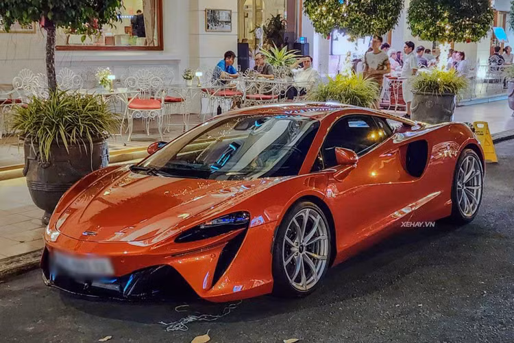 Siêu xe McLaren Artura có thời gian tăng tốc từ vị trí xuất phát lên 96 km/h chỉ trong 3 giây, trước khi đạt vận tốc tối đa 330 km/h. Chỉ với động cơ điện, siêu xe McLaren Artura có thể hoàn thành quãng đường dài 30 km và đạt vận tốc tối đa 130 km/h.