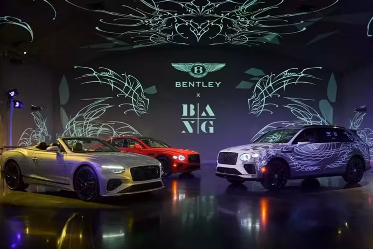 Bentley đã hợp tác với một trong những công ty xăm hình độc quyền và uy tín nhất tại Hoa Kỳ và tại sự kiện Art Basel tuần trước ở Miami, đã ra mắt một chiếc Bentley Bentayga đặc biệt với lớp phủ đặc biệt lấp lánh dưới đèn UV.