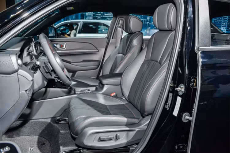 Ở thị trường Nhật Bản, Honda HR-V 2024 có 3 phiên bản là G, e:HEV X và e:HEV Z. Bản cao cấp nhất sẽ có những trang bị như đèn pha/đèn hậu LED toàn phần, đèn LED định vị ban ngày, đèn pha tự động bật/tắt,