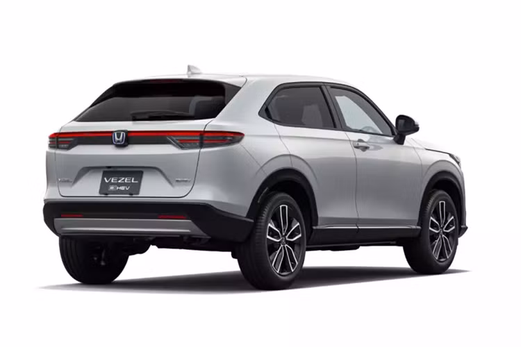 Ngoài ra, đèn hậu của Honda HR-V 2024 giờ đây là loại LED toàn phần, tạo cảm giác sang trọng hơn cho mẫu SUV cỡ B này. Nội thất của Honda HR-V 2024 cũng không có nhiều thay đổi. Xe chỉ có thêm cụm điều khiển trung tâm mới, được thiết kế 2 tầng dễ sử dụng hơn.