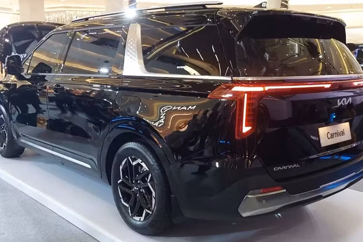 Ngoài ra, Kia Carnival 2025 ở thị trường quốc tế còn được trang bị ghế trước chỉnh điện/sưởi ấm/làm mát, hàng ghế thứ hai có tính năng thư giãn/bệ đỡ bắp chân chỉnh điện/thông hơi, hệ thống âm thanh Bose 12 loa, điều hòa tự động 3 vùng, chìa khóa thông minh, khởi động nút bấm, sạc điện thoại không dây và cửa sổ trời kép.