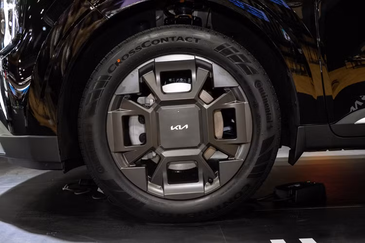 Hiện chưa rõ Kia Carnival 2025 về Việt Nam có phiên bản hybrid giống xe đang bán ở các thị trường nước ngoài hay không. Phiên bản hybrid của mẫu MPV này dùng động cơ giống hệt với Kia Sorento.