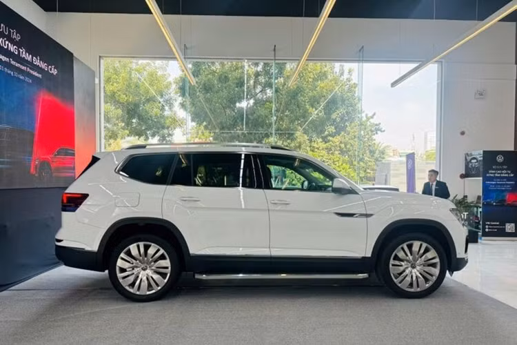 SUV chủ tịch Volkswagen Teramont President có kích thước tổng thể dài x rộng x cao lần lượt là 5.052 x 1.989 x 1.773, trục cơ sở 2.980mm và khoảng sáng gầm 210mm. Về cơ bản, Volkswagen Teramont President vẫn sở hữu thiết kế tương tự các phiên bản khác của dòng xe này. Điểm nổi bật ở phần đầu xe là logo phát sáng cùng hệ thống đèn chiếu sáng IQ Light LED Matrix hai tầng.