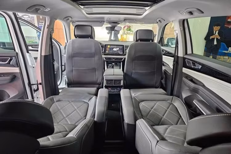 Một số trang bị nổi bật của mẫu SUV này bao gồm màn hình giải trí 12 inch, bảng đồng hồ có kích thước 10,25 inch, cần số điện tử, vô-lăng thiết kế mới, ốp bảng điều khiển tích hợp đèn trang trí 30 màu với giao diện trời sao, điều hòa tự động 3 vùng, hệ thống âm thanh Harman Kardon 12 loa.