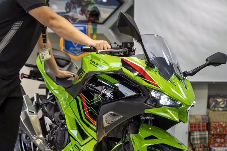 Theo thông tin từ đại lý, mức giá xe Kawasaki Ninja 500 bán ra là 194 triệu đồng (đã bao gồm VAT). Con số này đắt hơn khá nhiều so với Ninja 400, có giá niêm yết dao động từ 136 - 159 triệu đồng.