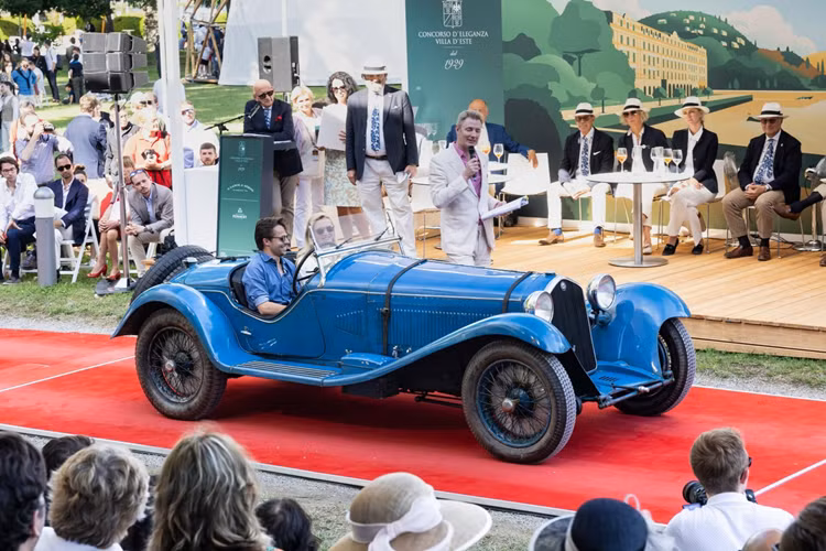 Được tạo ra bởi kỹ sư có tầm nhìn Vittorio Jano, Alfa Romeo 8C 2300 đời 1932 với động cơ tám xi-lanh tăng áp là một trong những chiếc xe thành công nhất trong giải đua môtô những năm 1930, vô địch Le Mans từ 1931 đến 1934 và Mille Miglia từ 1932 đến 1934.