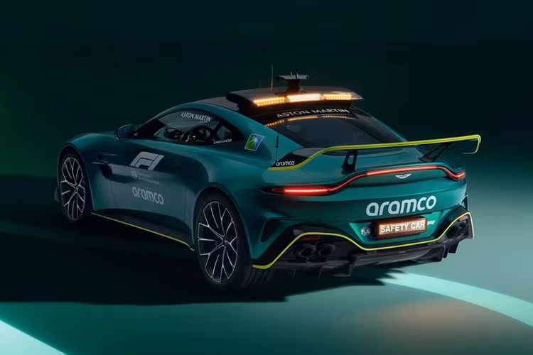 Trước đó, đã có nhiều mẫu xe của Aston Martin đảm nhiệm vị trí điều tiết tốc độ và phương tiện khi gặp sự cố ở các chặng đua F1. Điển hình như Vantage năm 2018 được chỉ định là xe an toàn trong chặng Bahrain Grand Prix vào năm 2021.