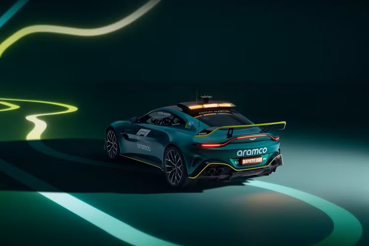 Vantage “Safety Car” – xe an toàn này được tuỳ chỉnh các hoàn hảo hơn hẳn phiên bản tiền nhiệm và bổ sung các trang bị chuyên dụng. Tương tự các năm trước, những chiếc xe thực hiện nhiệm vụ đều được cùng màu Aston Martin Racing Green như những chiếc xe của đội đua F1 – Aston Martin Aramco.