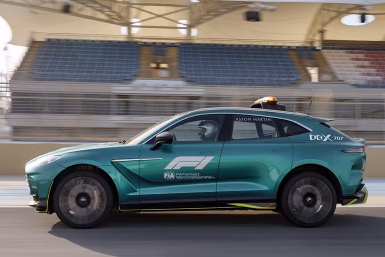 Bernd Mayländer, Tài xế xe an toàn của FIA, nhận xét: Thật vui khi được lái chiếc Aston Martin Vantage. Chiếc xe được thừa hưởng dòng máu mạnh mẽ từ thương hiệu và đây là phiên bản nhanh nhất. “Ấn tượng đầu tiên của tôi rất tích cực khi cảm nhận rõ sự cải thiện về khả năng vận hành, sức mạnh.
